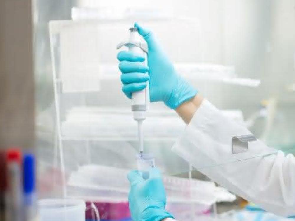 Pipettieren im Labor