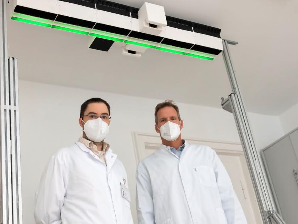 PD Dr. med. Arne Wieser (l.) und Prof. Dr. Christoph Haisch mit UV-C-Licht-System