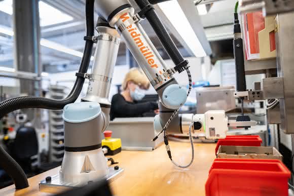 Mensch-Roboter-Kollaboration: Produktivere Elektronikfertigung