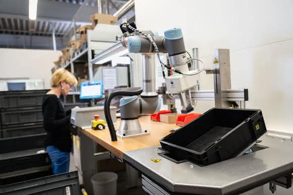 Mensch-Roboter-Kollaboration: Produktivere Elektronikfertigung