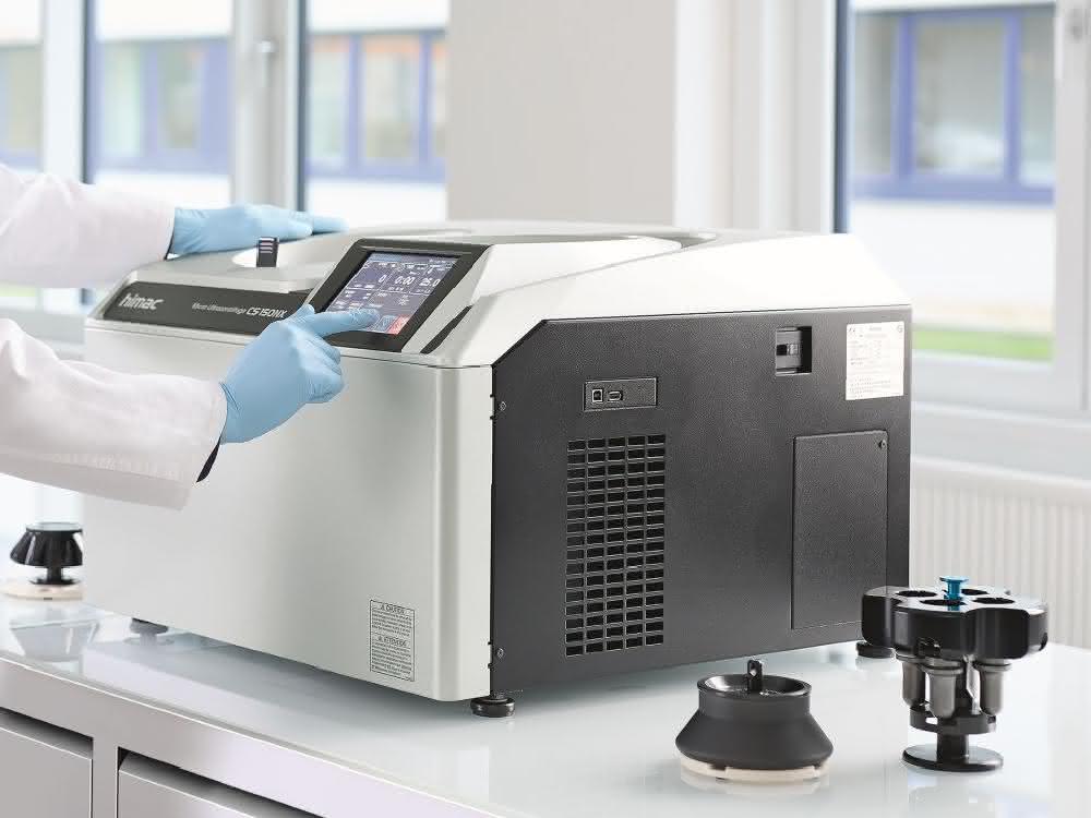 Trenntechnik: Eppendorf erweitert sein Zentrifugen-Portfolio Zentrifuge wird im Labor genutzt/bedient