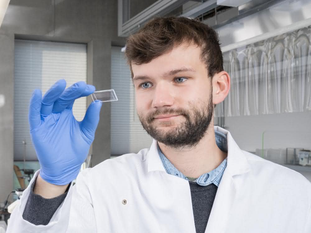 Lab-on-a-Chip: Neuartigen Coronavirus-Schnelltest entwickelt Thomas Mortelmans zeigt das Test-Plättchen