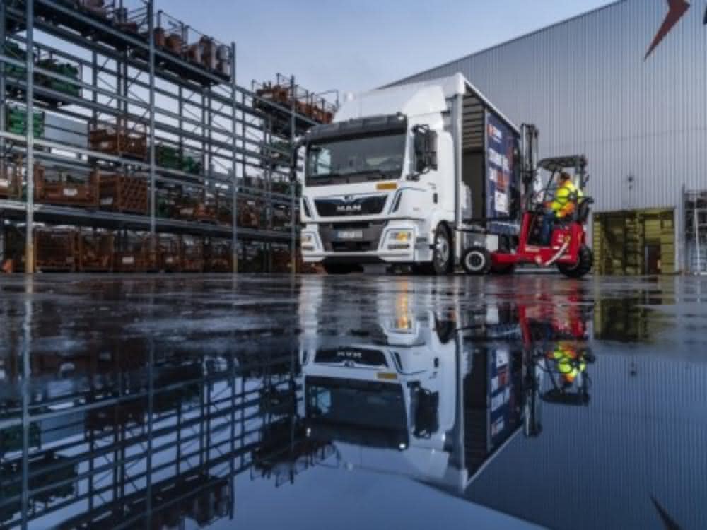 Erster batterie-elektrischer Lkw im Baustoffhandel