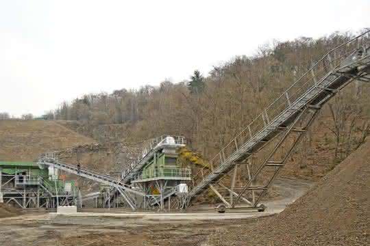 Flexibel zerkleinern und sieben: Baustoff-Recycling: Wilhelm Jost setzt auf SBM Mineral Processing