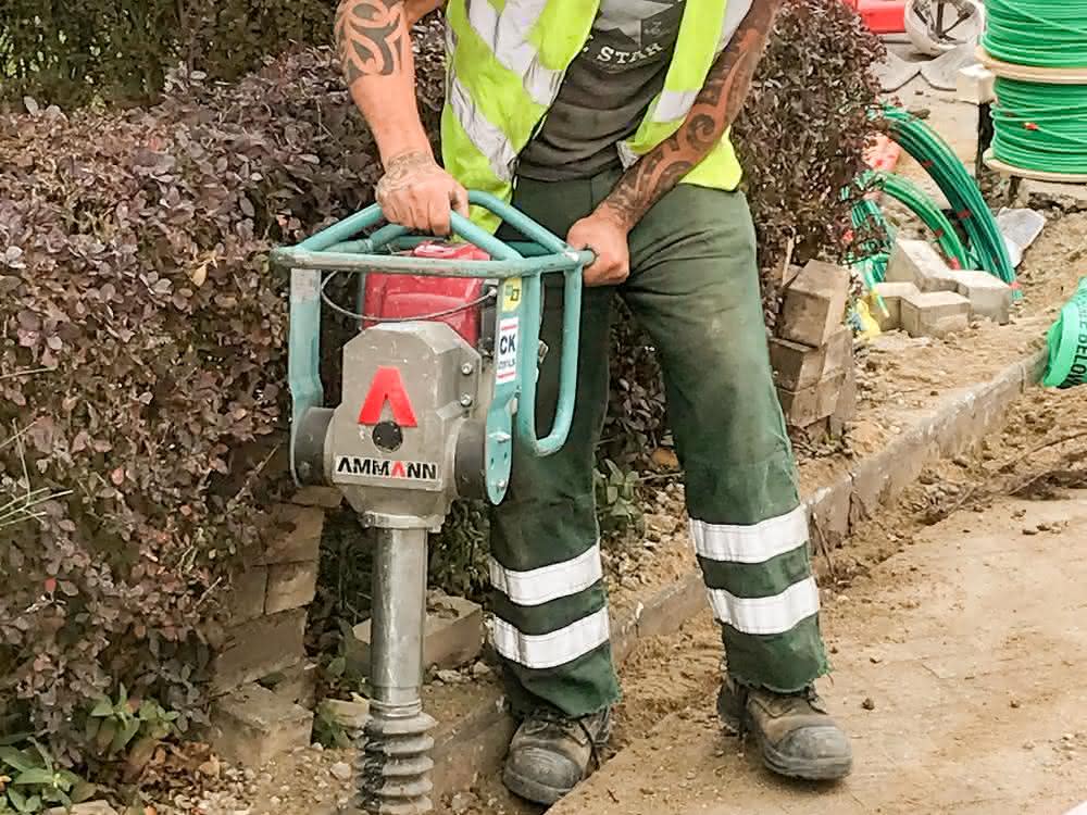 Der ATR 30 von Ammann ist ein kleiner, flexibler Stampfer ideal für den GaLaBau.