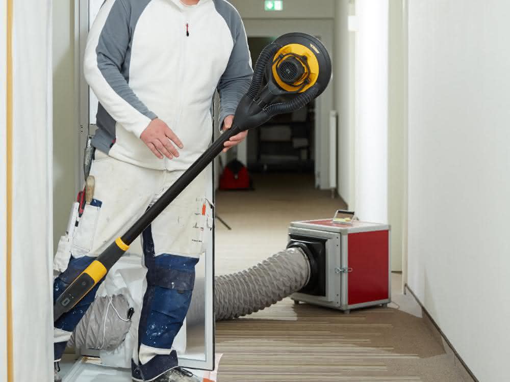Der Einsatz von Maschinen wie Steinsägen, Winkelschleifern oder Mauerfräsen ohne Staub-Absauger ist inzwischen verboten. Dennoch besteht für Baubetriebe Handlungsbedarf.