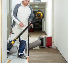 Der Einsatz von Maschinen wie Steinsägen, Winkelschleifern oder Mauerfräsen ohne Staub-Absauger ist inzwischen verboten. Dennoch besteht für Baubetriebe Handlungsbedarf.