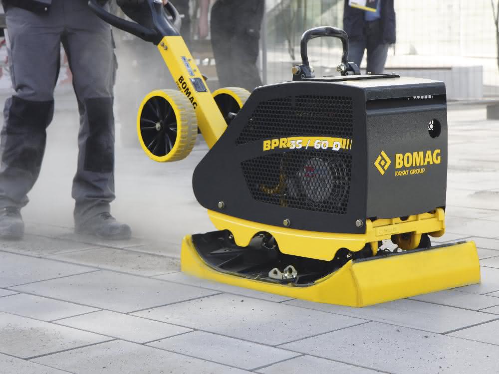 Im Innen- und Außenbereich präsentiert Bomag auf der Galabau die Stoneguard Pflasterplatte. Die Maschine wurde speziell für das Einrütteln von Pflastersteinen entwickelt und senkt die Bruchrate auf nahezu 0 %.