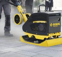 Im Innen- und Außenbereich präsentiert Bomag auf der Galabau die Stoneguard Pflasterplatte. Die Maschine wurde speziell für das Einrütteln von Pflastersteinen entwickelt und senkt die Bruchrate auf nahezu 0 %.