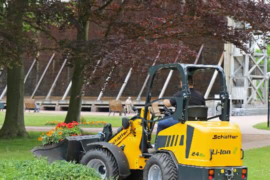 Messen + Veranstaltungen: GaLaBau 2018: Elektro-Radlader von Schäffer Mit dem 24e stellt Schäffer den weltweit ersten Radlader mit Lithium-Ionen-Technologie vor. Schäffer gibt eine Garantie über 5.000 Ladevorgänge oder 5 Jahre auf die Lebensdauer des Hochleistungs-Batterie.