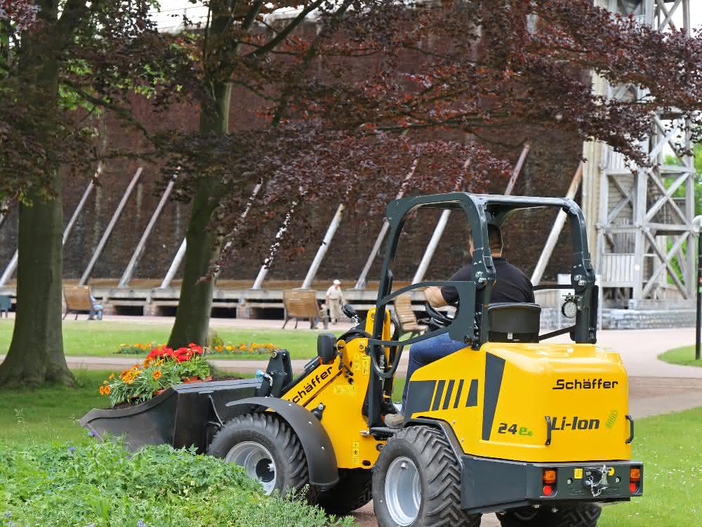 Mit dem 24e stellt Schäffer den weltweit ersten Radlader mit Lithium-Ionen-Technologie vor. Schäffer gibt eine Garantie über 5.000 Ladevorgänge oder 5 Jahre auf die Lebensdauer des Hochleistungs-Batterie.
