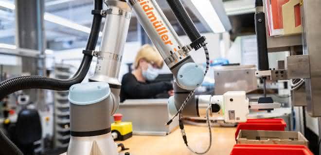 Cobots in electronics assembly Cobots in electronics assembly