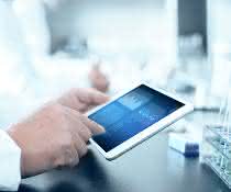 Ein Tablet wird im Labor genutzt