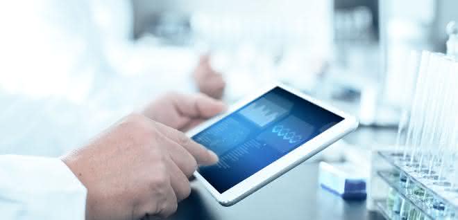 Ein Tablet wird im Labor genutzt