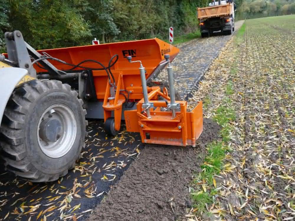 Straßenbau: Flexible und präzise Bankettpflege