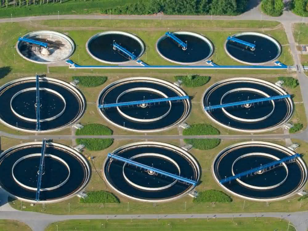 Workflow mit integriertem Liquid-Handling-System: SARS-CoV-2 in Abwässern nachweisen Luftbild Kläranlage