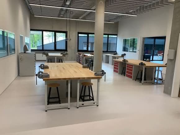 Tool allocation: State-of-the-art workstations at the training center Tool allocation: State-of-the-art workstations at the training center