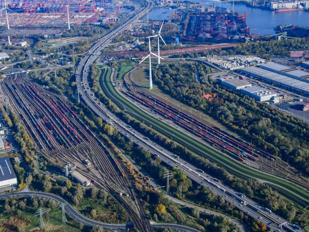Seaborne cargo handling at the Port of Hamburg recovers in 2021
