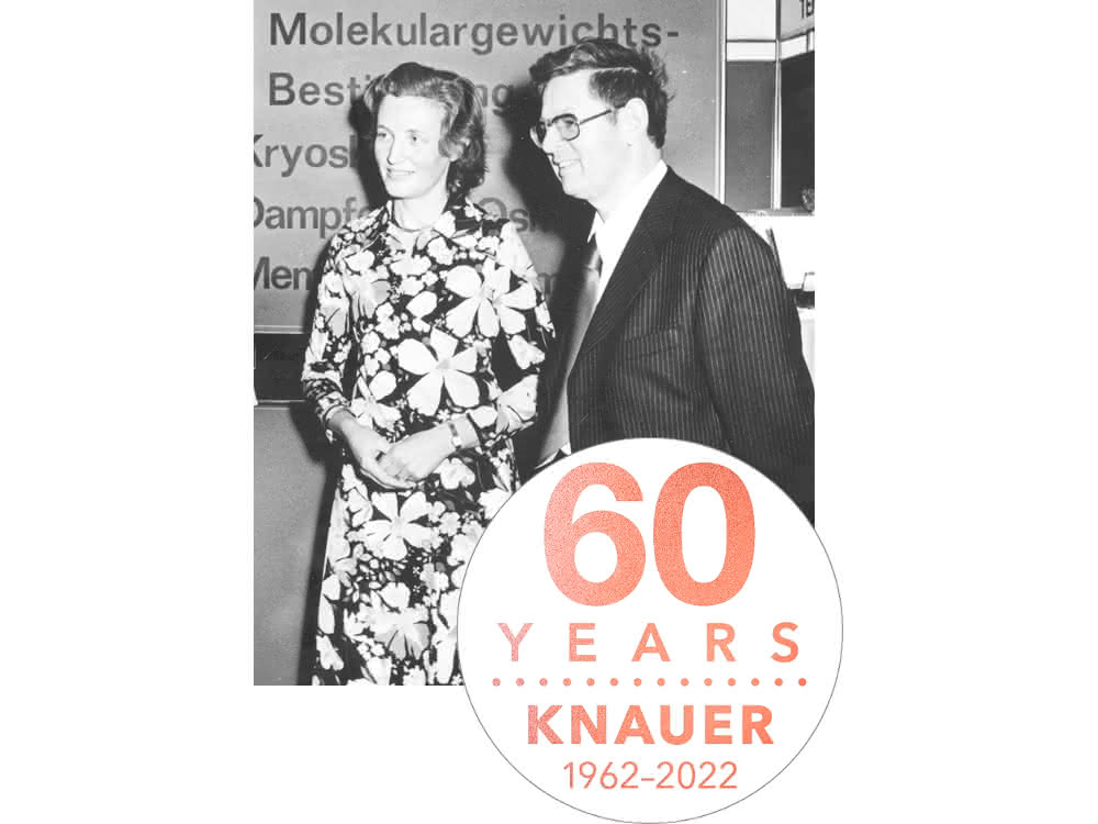 Die Gründer Roswitha und Dr.-Ing. Herbert Knauer mit Logo zu 60 Jahre Knauer