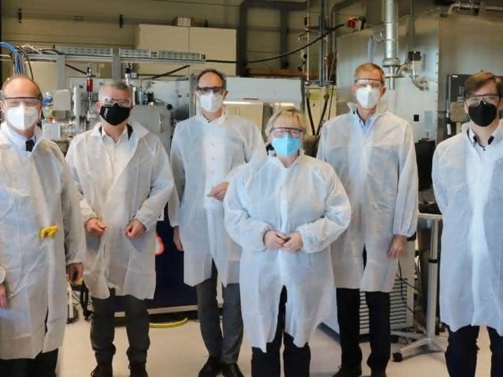 KI-gestützte Anlage: Vollautomatisches Labor für die Batterieforschung Gruppenbild bei der Besichtigung zum Start der neuen Hightech-Anlage