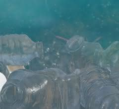 Plastikflaschen im Meer