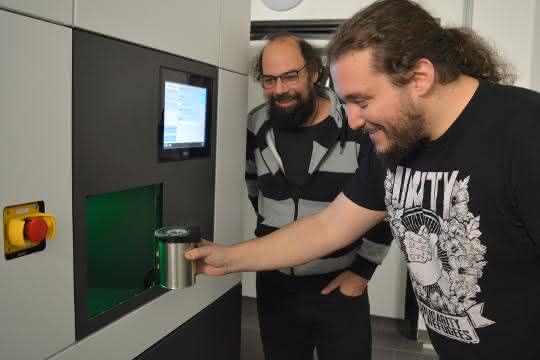 Panagiotis Kastritis und Ioannis Skalidis am Kryo-Elektronenmikroskop