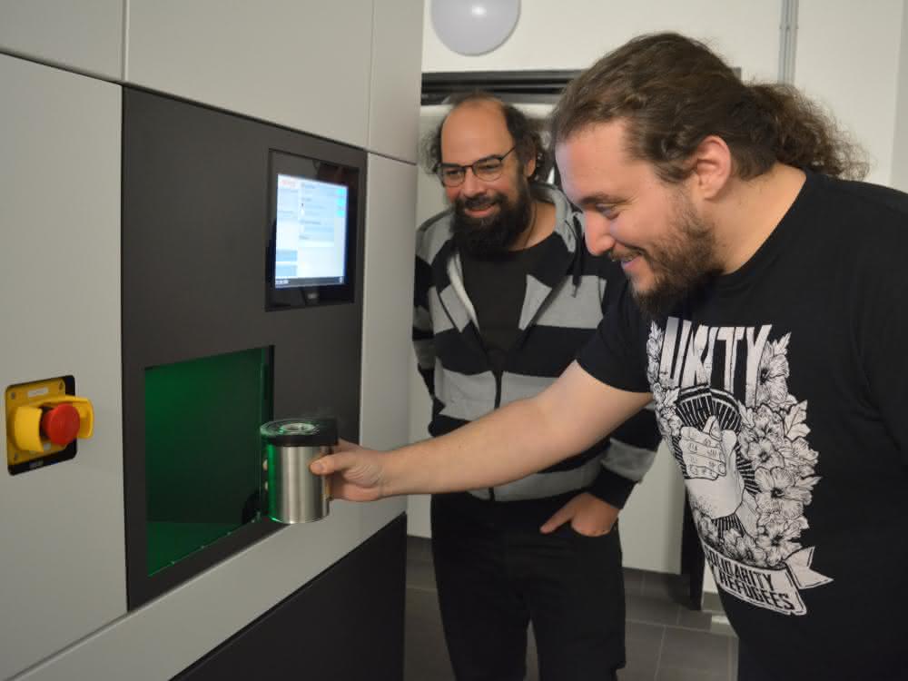 Kryo-Elektronenmikroskopie: Proteinkomplexe mithilfe Künstlicher Intelligenz erforschen Panagiotis Kastritis und Ioannis Skalidis am Kryo-Elektronenmikroskop