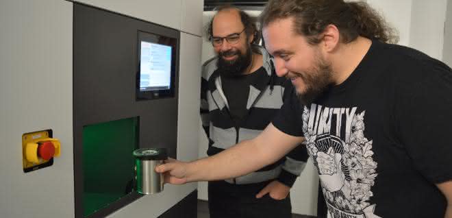 Panagiotis Kastritis und Ioannis Skalidis am Kryo-Elektronenmikroskop