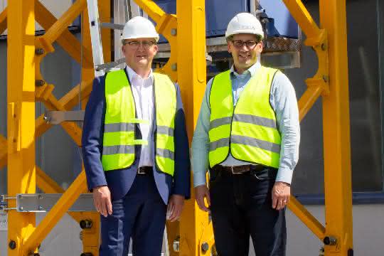 Freuen sich über die exklusive Zusammenarbeit: Johann Sailer, geschäftsführender Gesellschafter der Firma GEDA (links) und Aaron Ravenscroft, Executive Vice President of Cranes bei Manitowoc