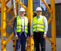 Freuen sich über die exklusive Zusammenarbeit: Johann Sailer, geschäftsführender Gesellschafter der Firma GEDA (links) und Aaron Ravenscroft, Executive Vice President of Cranes bei Manitowoc