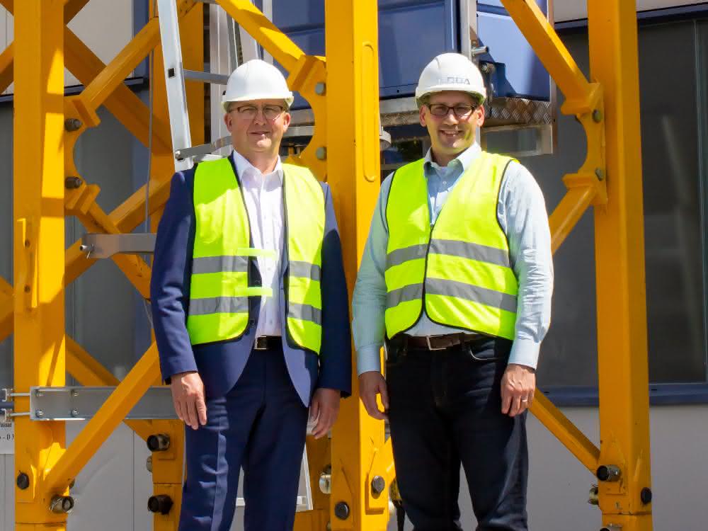 Freuen sich über die exklusive Zusammenarbeit: Johann Sailer, geschäftsführender Gesellschafter der Firma GEDA (links) und Aaron Ravenscroft, Executive Vice President of Cranes bei Manitowoc