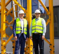 Freuen sich über die exklusive Zusammenarbeit: Johann Sailer, geschäftsführender Gesellschafter der Firma GEDA (links) und Aaron Ravenscroft, Executive Vice President of Cranes bei Manitowoc