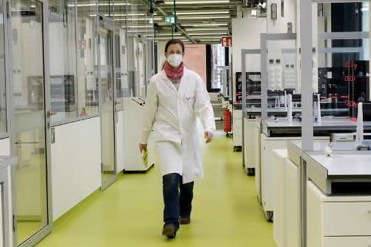Dr. Katrin Wallbrecht läuft durch Laborbereich der Life Science Factory