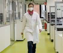 Dr. Katrin Wallbrecht läuft durch Laborbereich der Life Science Factory