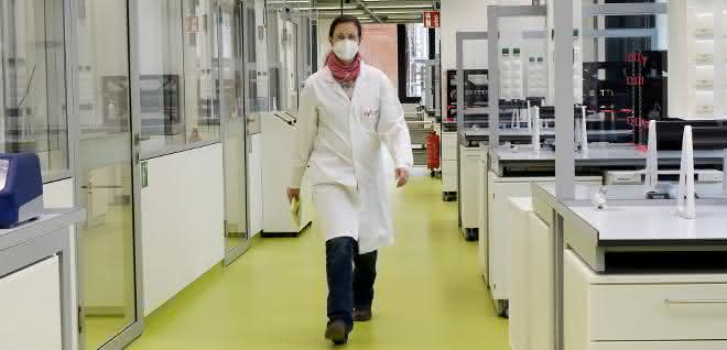 Dr. Katrin Wallbrecht läuft durch Laborbereich der Life Science Factory