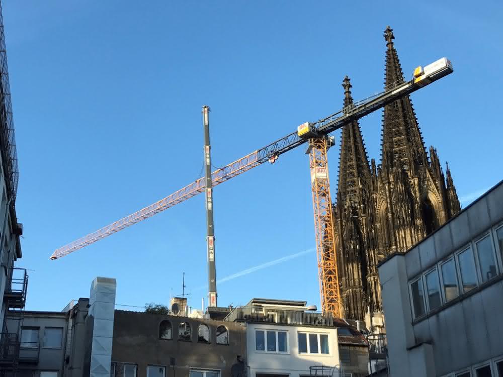 80 Meter Ausleger: BKL montiert Turmdrehkran in engen Altstadtgassen