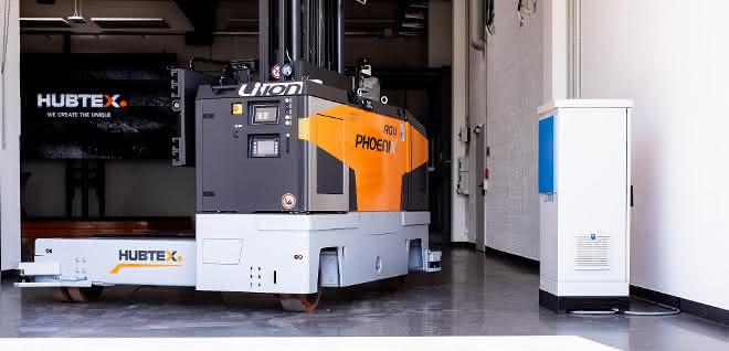 Hubtex and Intis launch an inductive charging system: The future of AGV solutions lies in energy management Charging pads on the vehicle