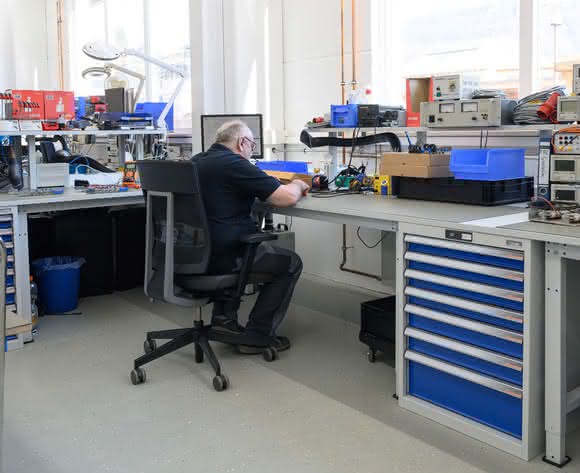 Workplaces: Assembly stations and production islands with ESD protection