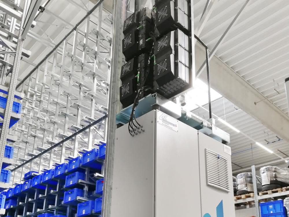 Storage and retrieval unit with energy-saving capacitors