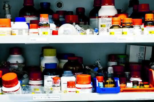 Zahlreiche Behältnisse mit Chemikalien