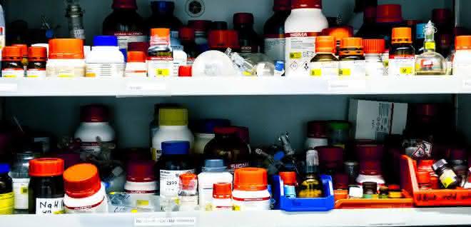 Chemikalienverwaltung im täglichen Laboralltag: Auf der Suche nach der richtigen Chemikalie Zahlreiche Behältnisse mit Chemikalien