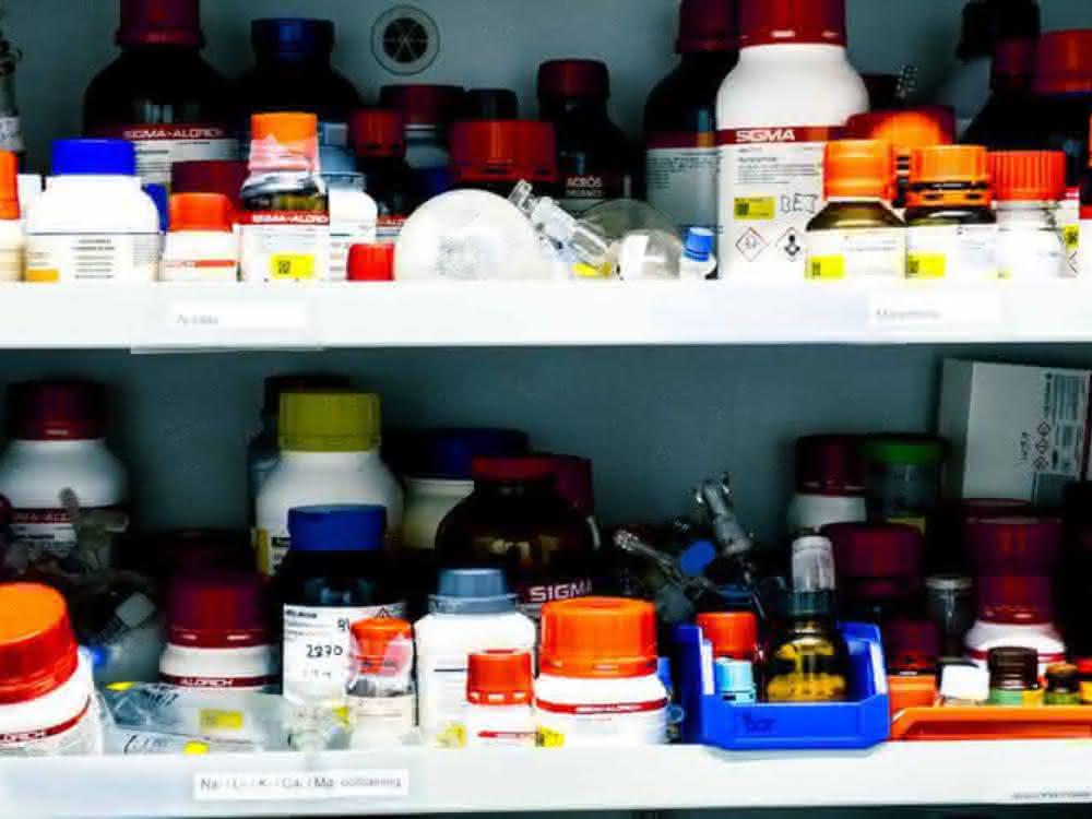 Zahlreiche Behältnisse mit Chemikalien