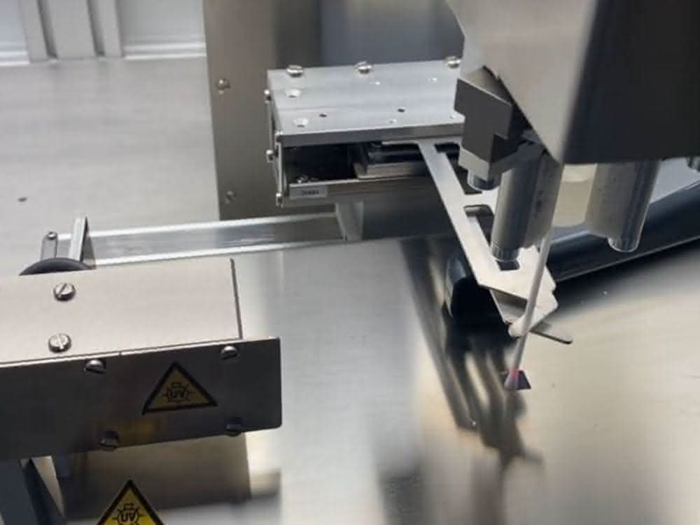 Berührungsloses Schneiden für die Labordiagnostik: Trockenproben in Deep-Well-Platten transferieren