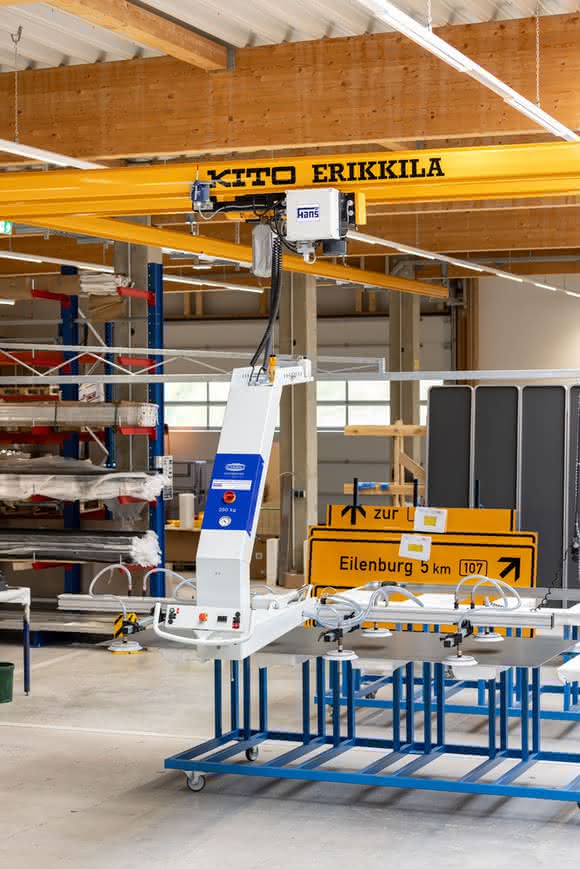 Electric chain hoist: New paths for road traffic
