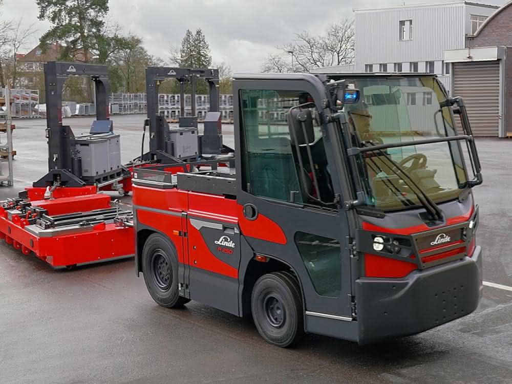 Elektro-Schlepper und Plattformwagen