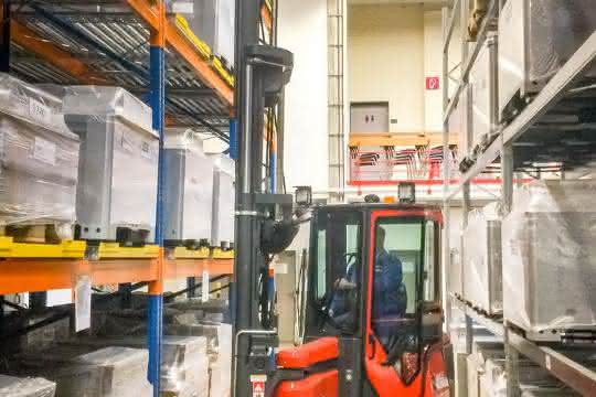 Agile in narrow aisles