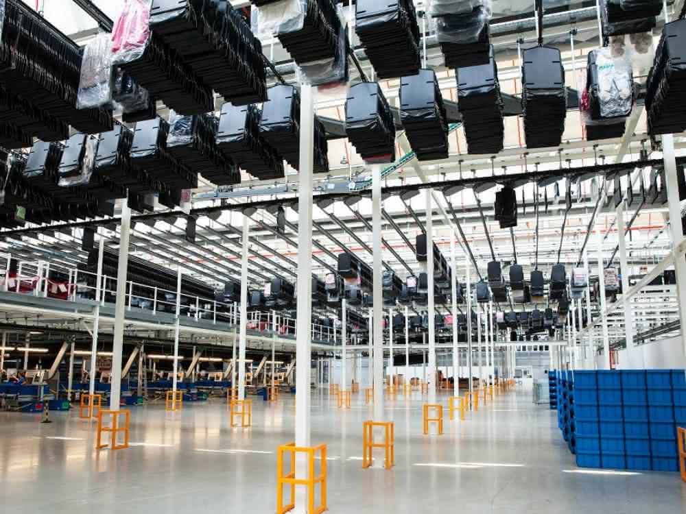 Kombination aus Taschensorter-Lösung und automatisiertem Lager­system