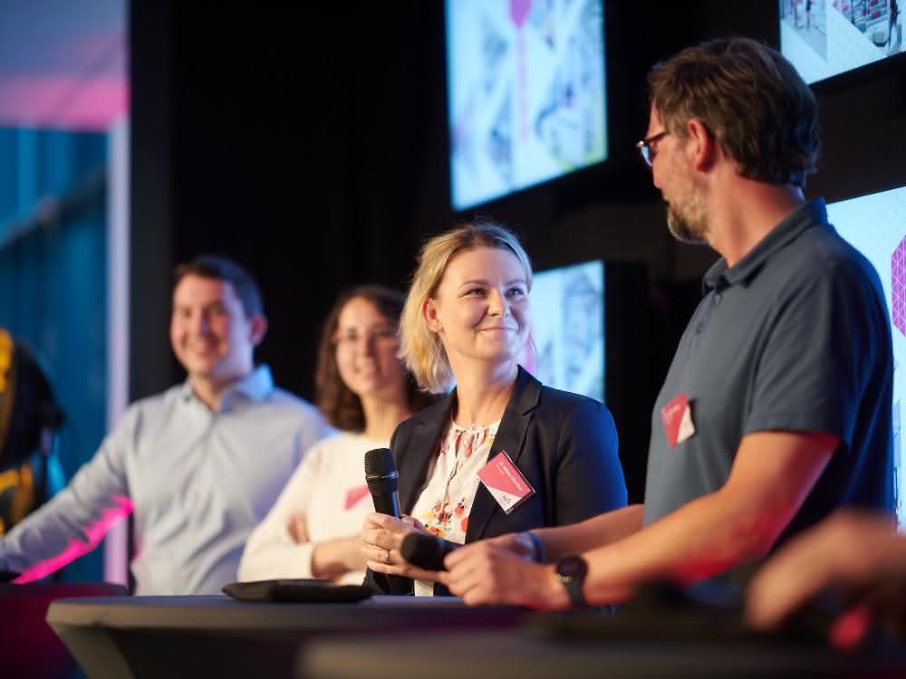 Bühnenveranstaltung bei der Life Science Factory-Eröffnung im April