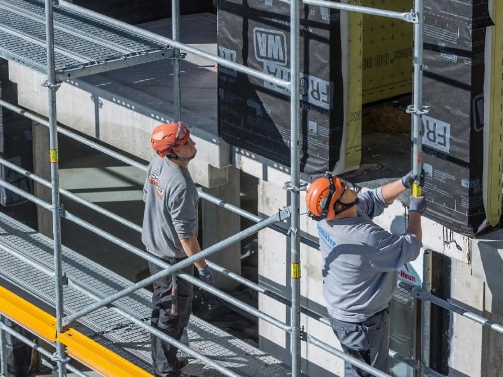 Gerüstbaukasten: Die nächste Generation im Gerüstbau vorlaufende Geländermontage im Fassadengerüst