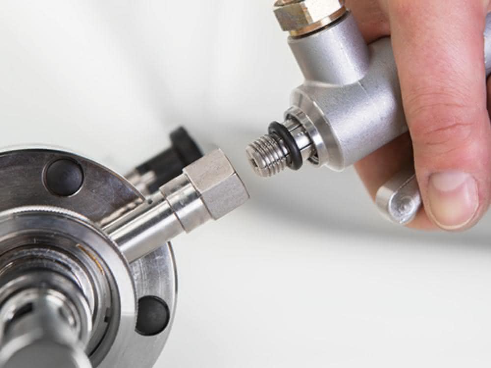 Display: Pressure-tight connections in seconds - without screws? Display: Pressure-tight connections in seconds - without screws?